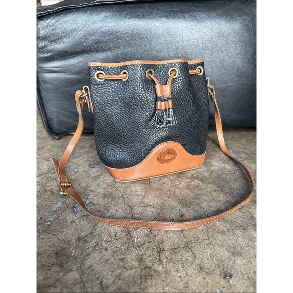 Vintage Dooney & Bourke Hobo Bucket Navy Blue Tan Drawstring Shoulder Bag Pebble - Picture 2 of 7